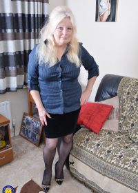 Chubby, mature housewife spends her days in endless masturbation