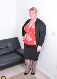 Mature British BBW plays with herself after a long day in the garden