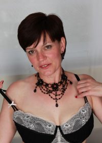 Older British housewife gets frisky in her bed until she cums