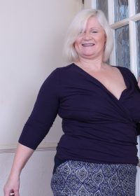 Mature BBW slut plays with herself in attempt to relax after a long day
