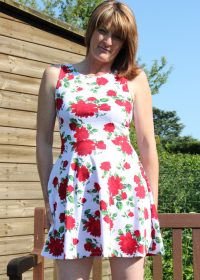 Naughty, mature housewife goes wild on herself in her garden