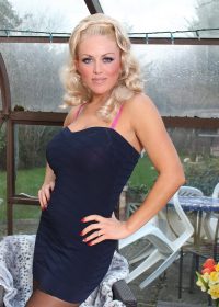 Stunning British MILF gives the entire restaurant an amazing show