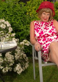Mature British lady plays with her sexy body out in the garden