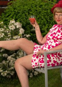 Mature British lady plays with her sexy body out in the garden