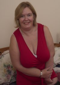 British BBW housewife gets wet and dirty in her bed