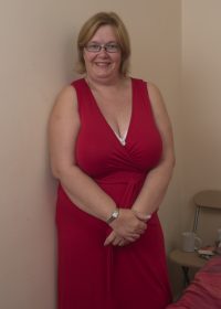 British BBW housewife gets wet and dirty in her bed