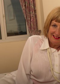 Chubby, mature lady gets very naughty as she goes to bed